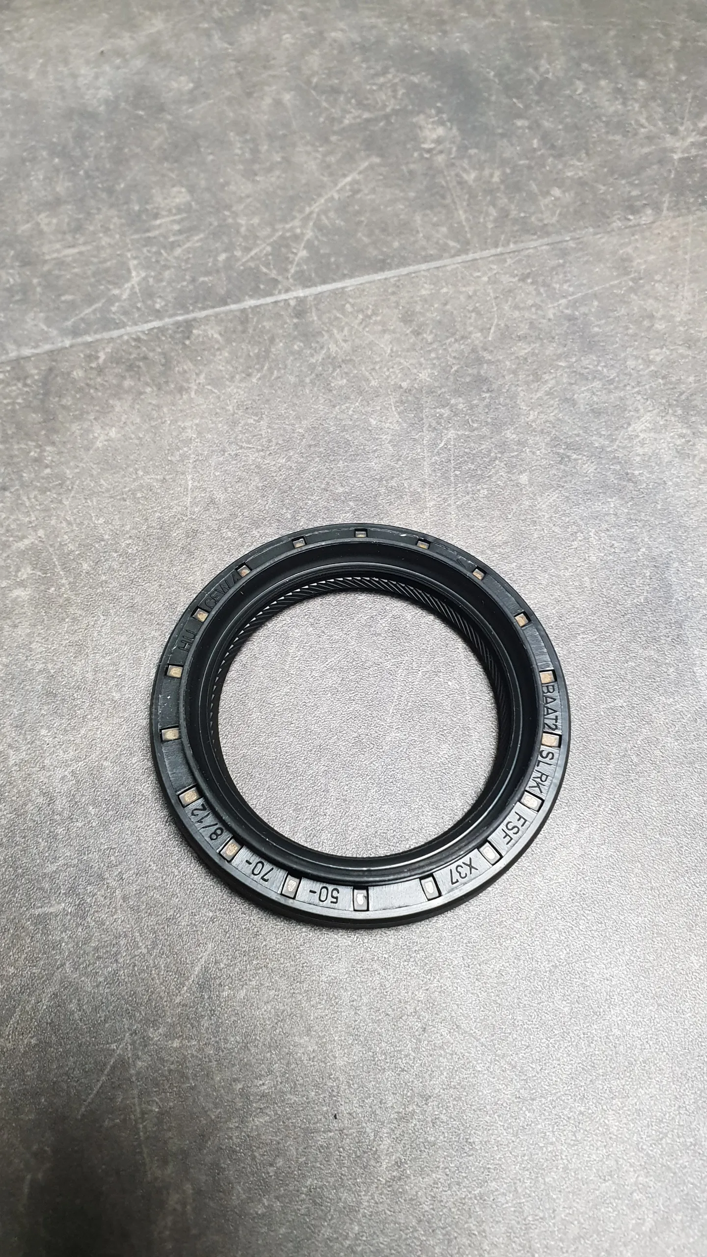 Сальник раздатки переднего кардана E90,E60,F10,E83,E53,E70 [50x70x8-12]