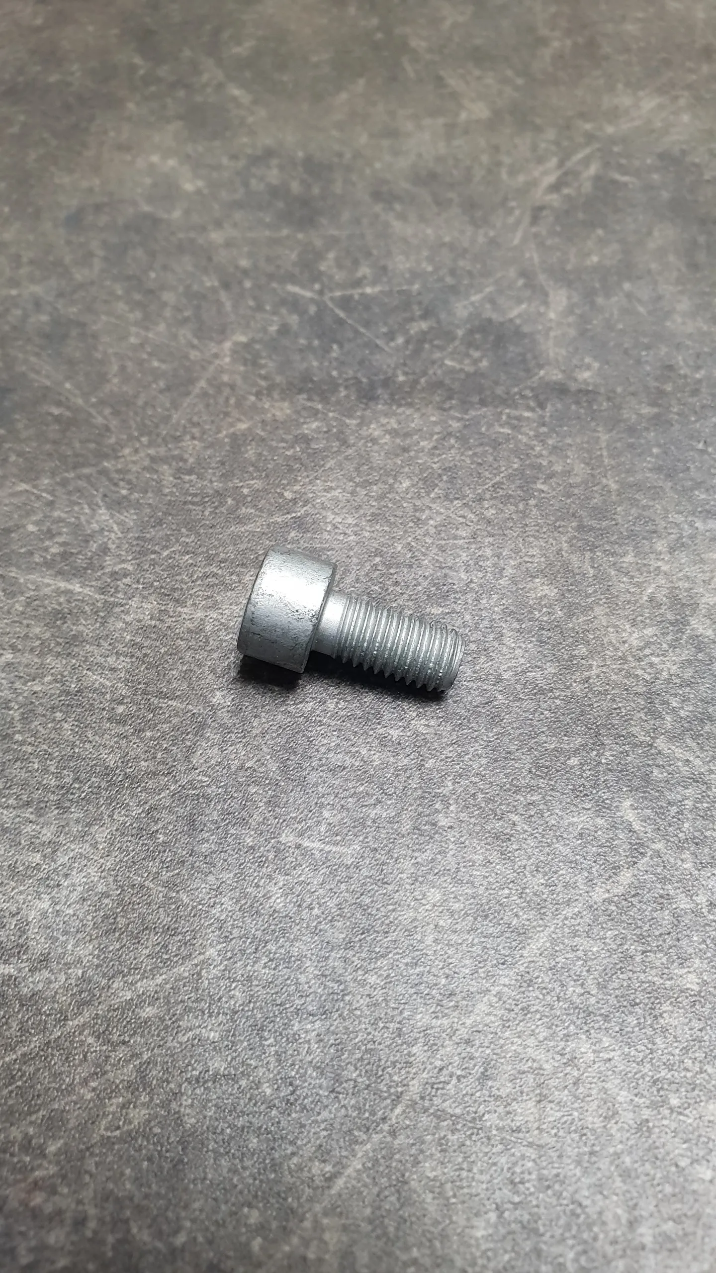 Болт M8x16 [с цилиндрической головкой, под шестигр] (18-26)