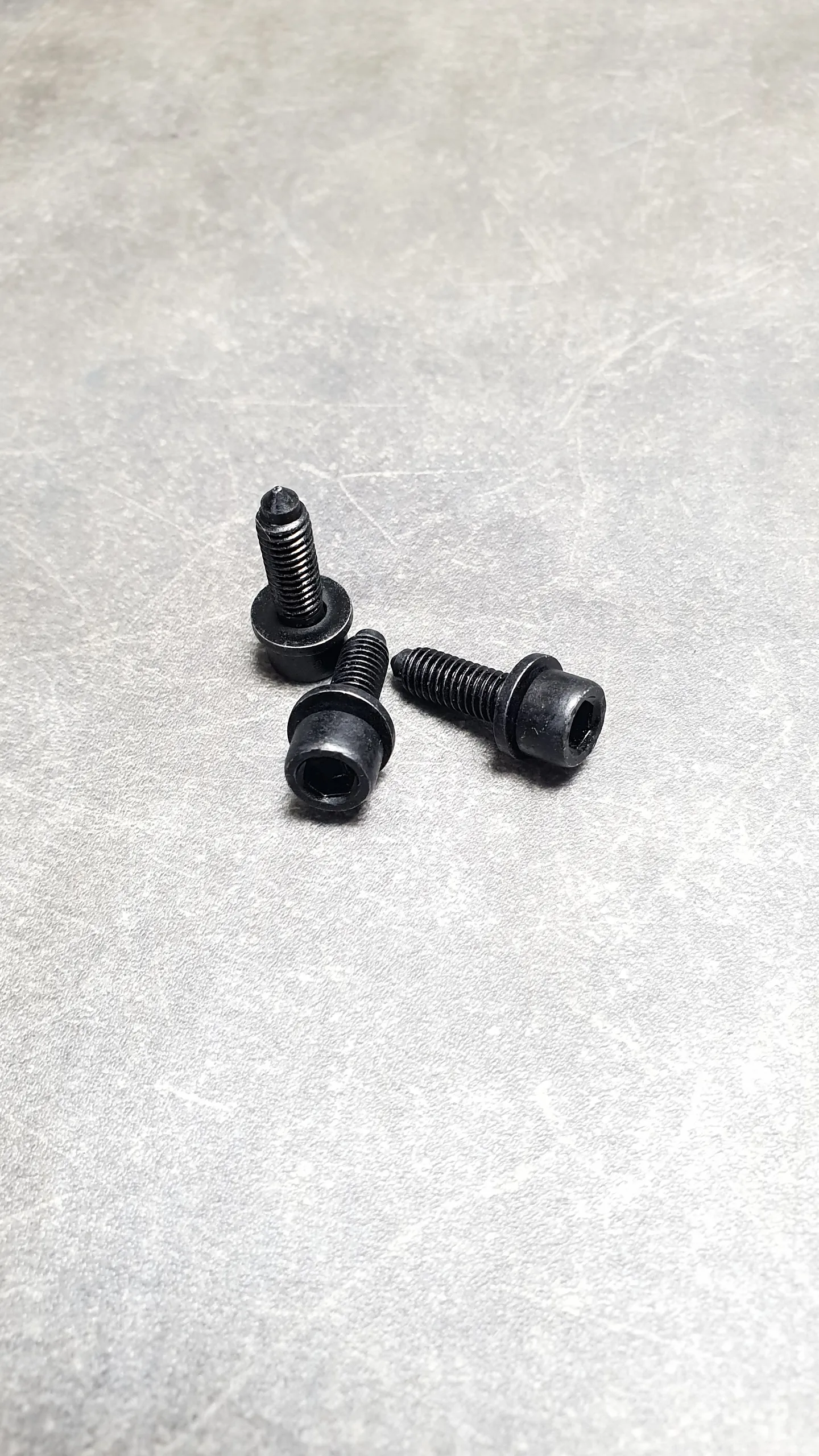 Винт крепления декоративной крышки (M6X20-ZNNID SW) (19-3)