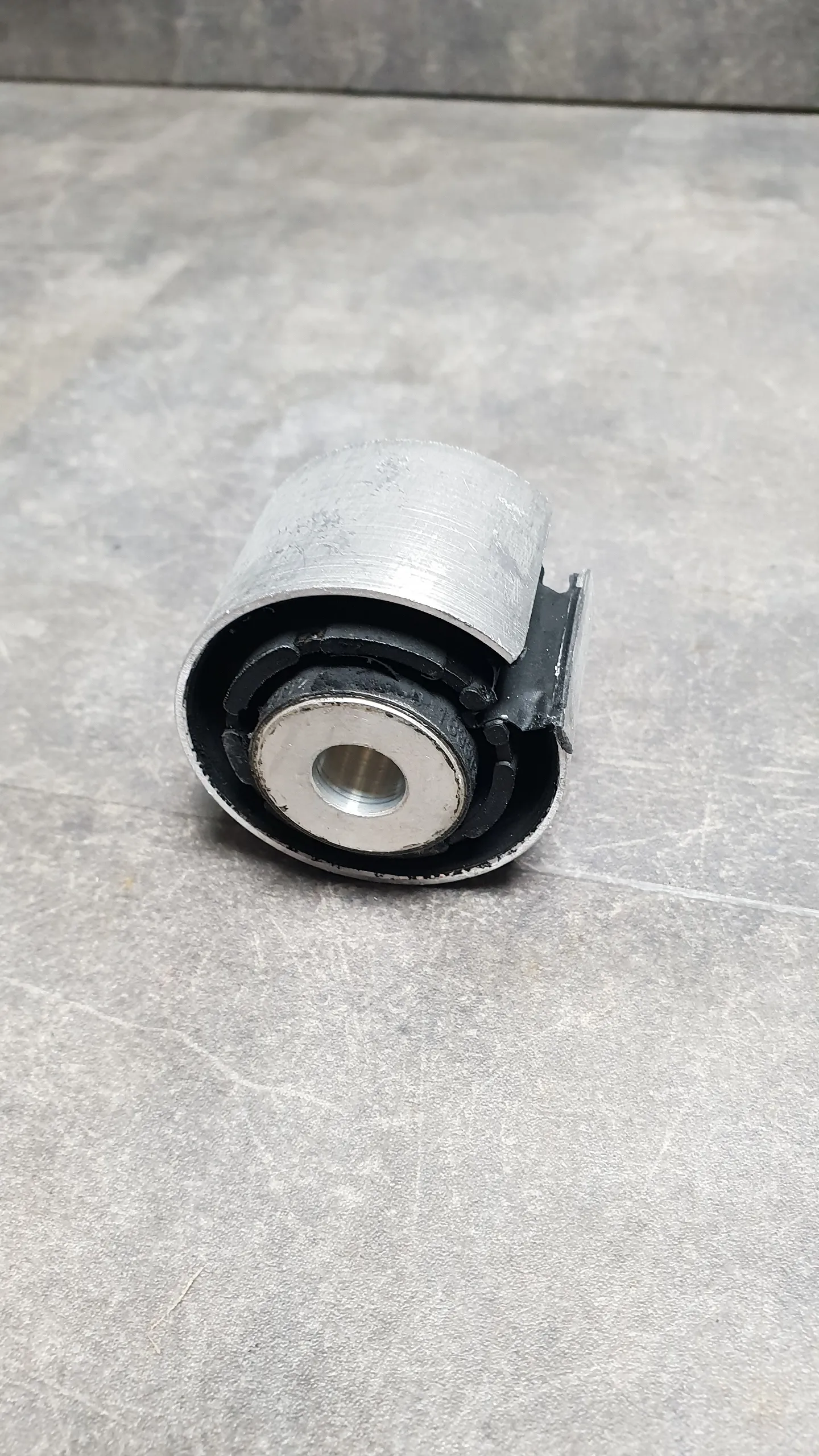 Сайлентблок заднего нижнего рычага (прямого длинного) F10,F01