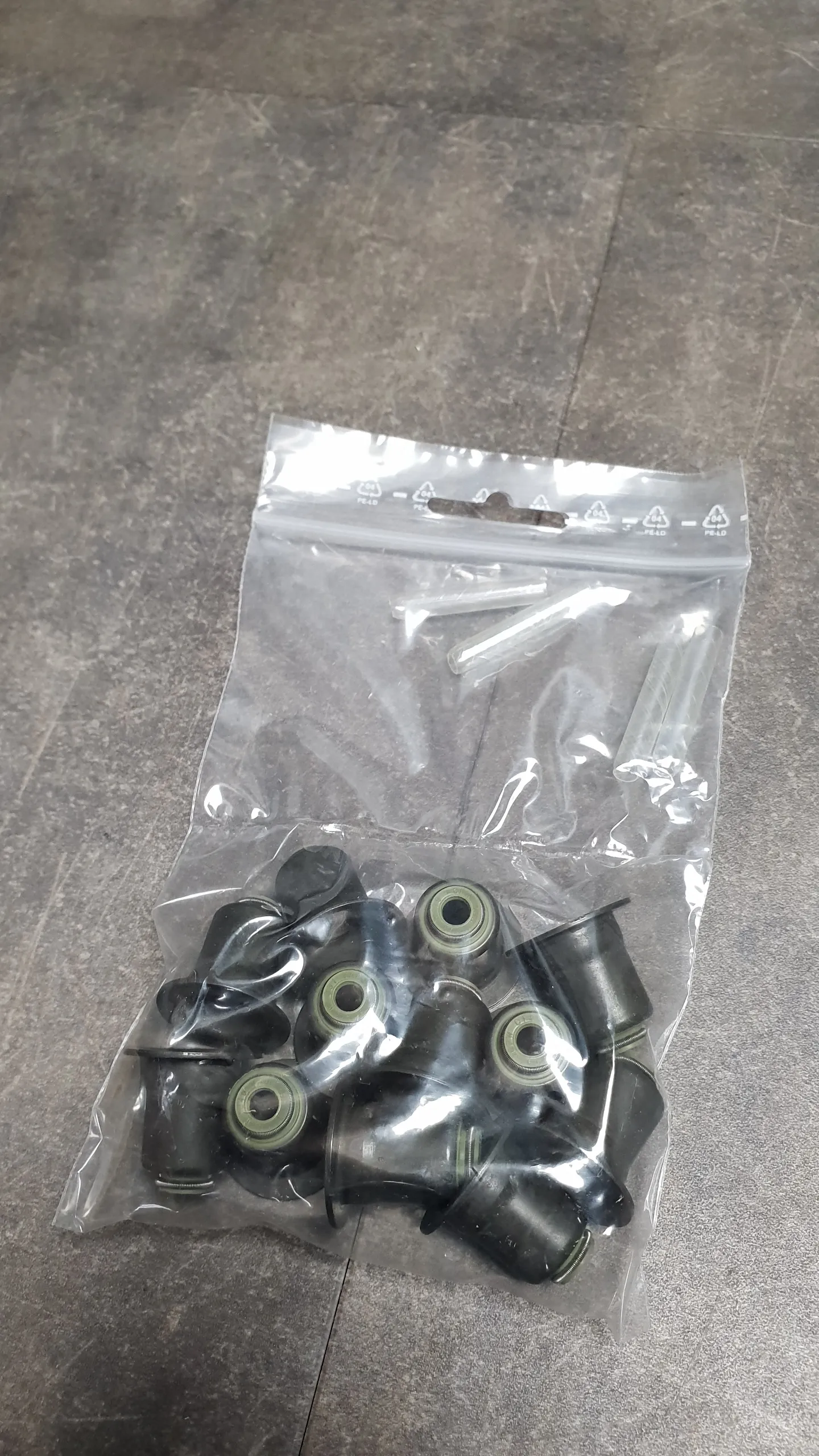 Колпачки маслосъемные [комплект впускных 12 шт] N52B25,N52B30 c 03.2006г.в.