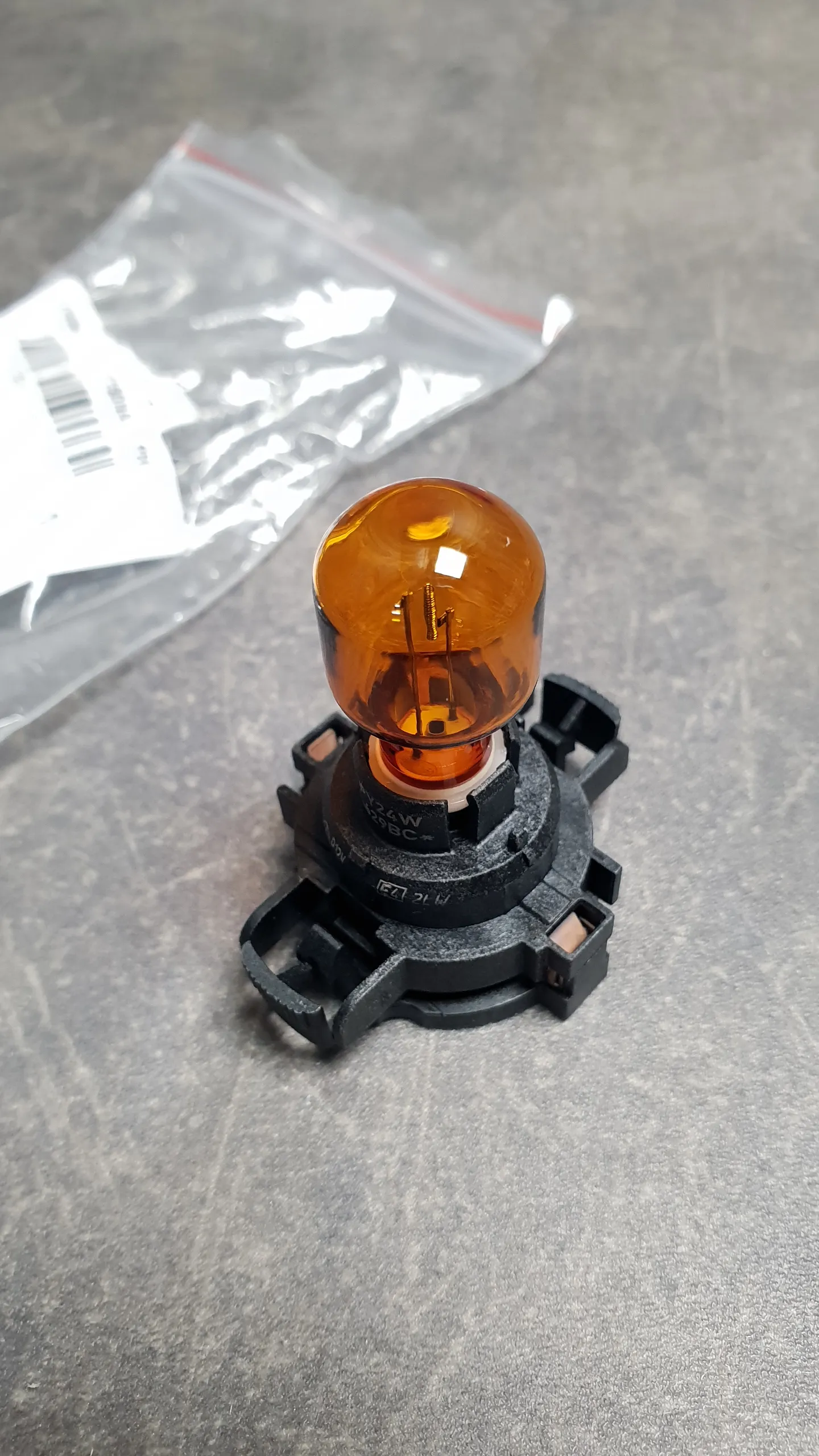 Лампа PY24W (12V,24W,патрон PGU20/4) (оранжевая)
