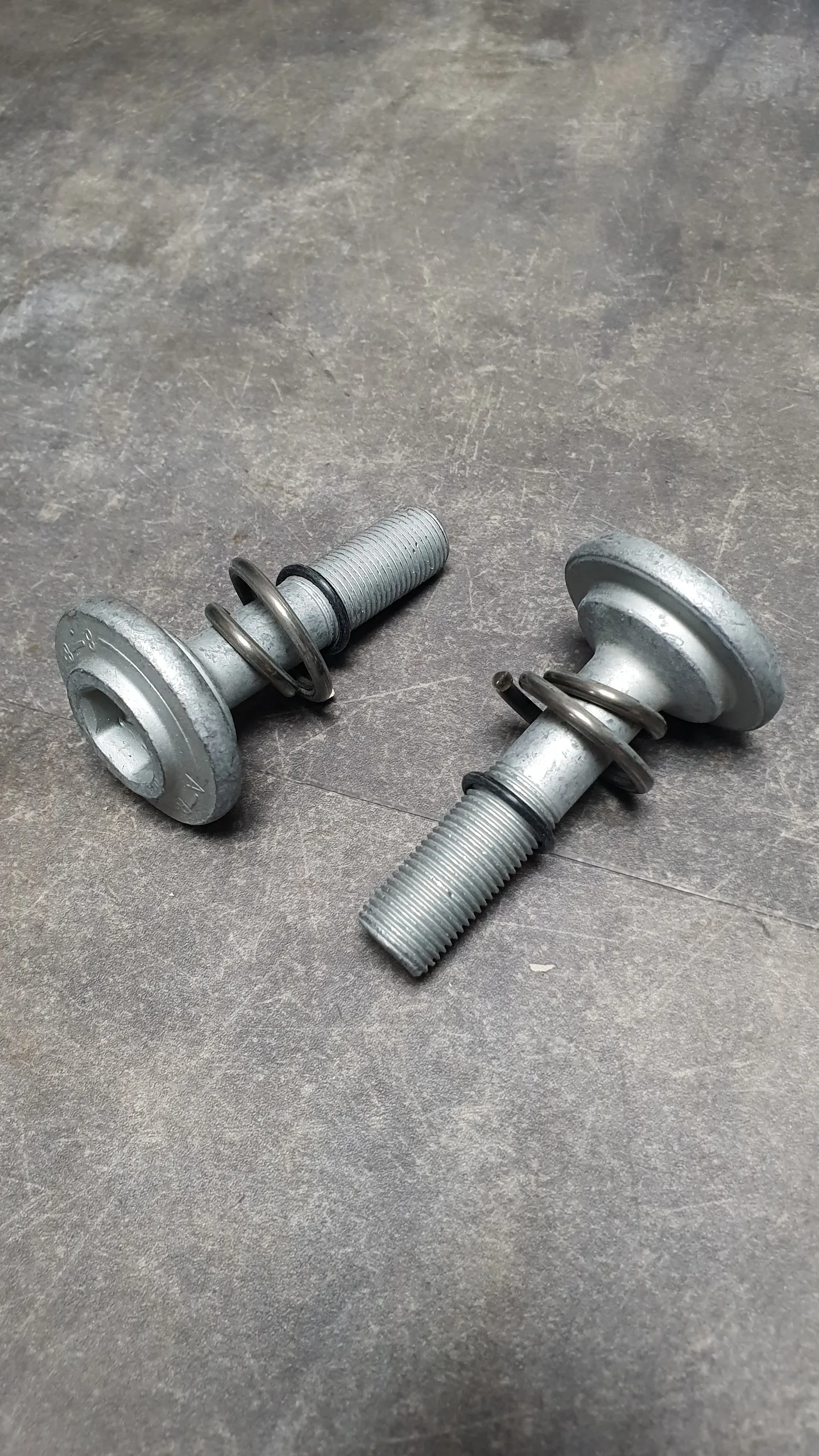 Болт с буртиком с пружиной передней ступицы F20,F30,F10,F01,X1 E84,X3 F25,X4 F26 (16-4/СВ3-38)