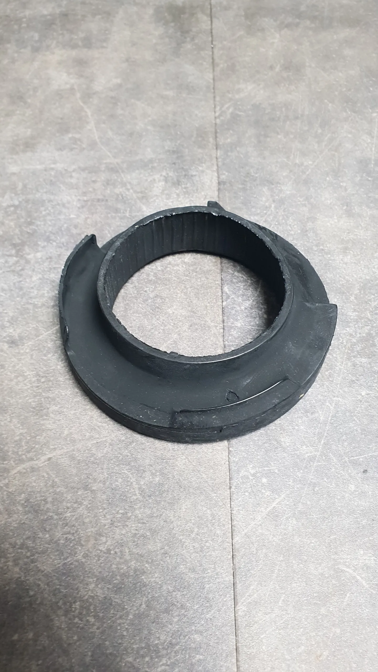 Прокладка задней пружины нижняя F06,F10,F18,F01,F25,F26