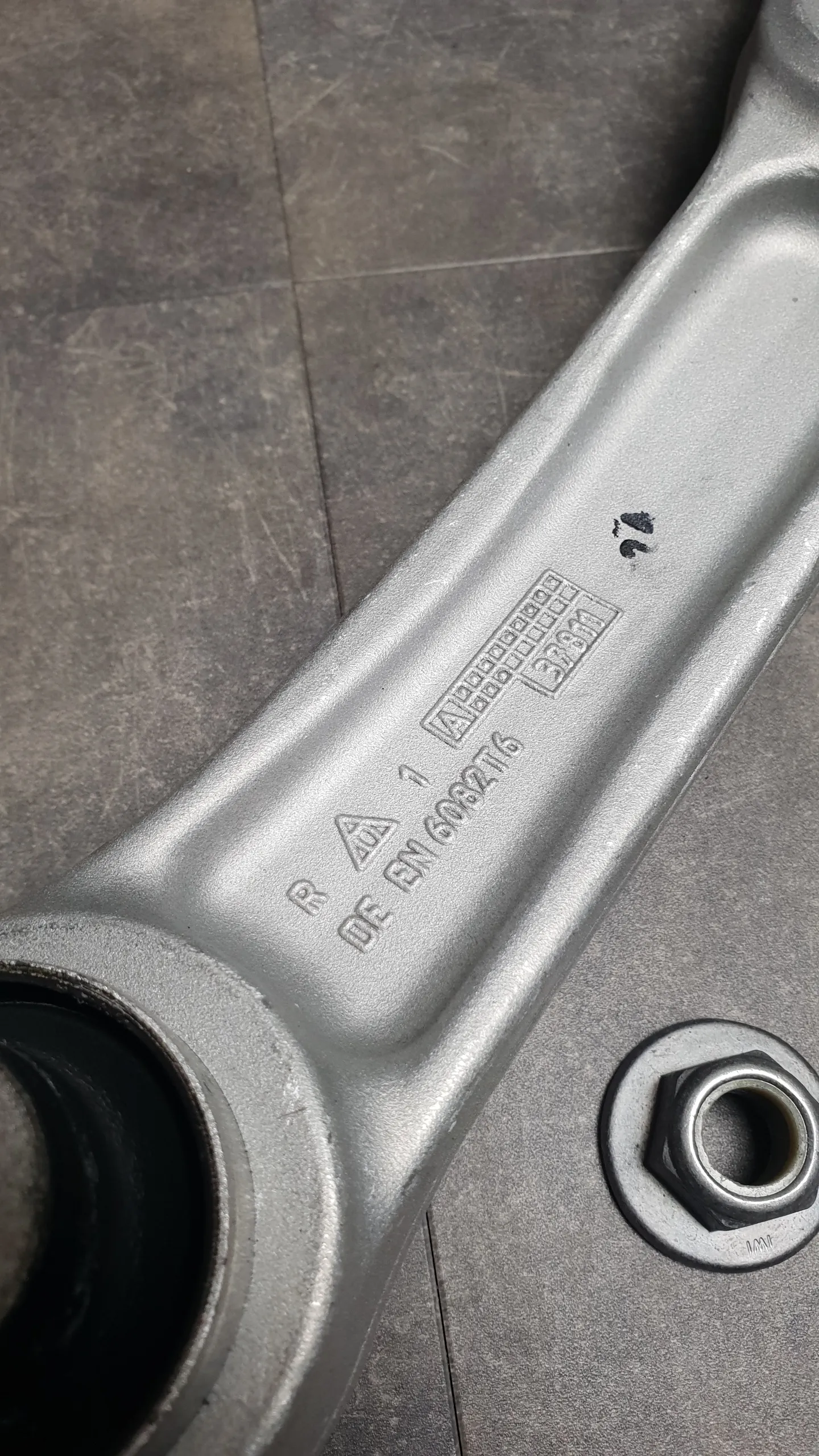 Рычаг подвески передней нижний F10,F11,F06,F18 задний правый