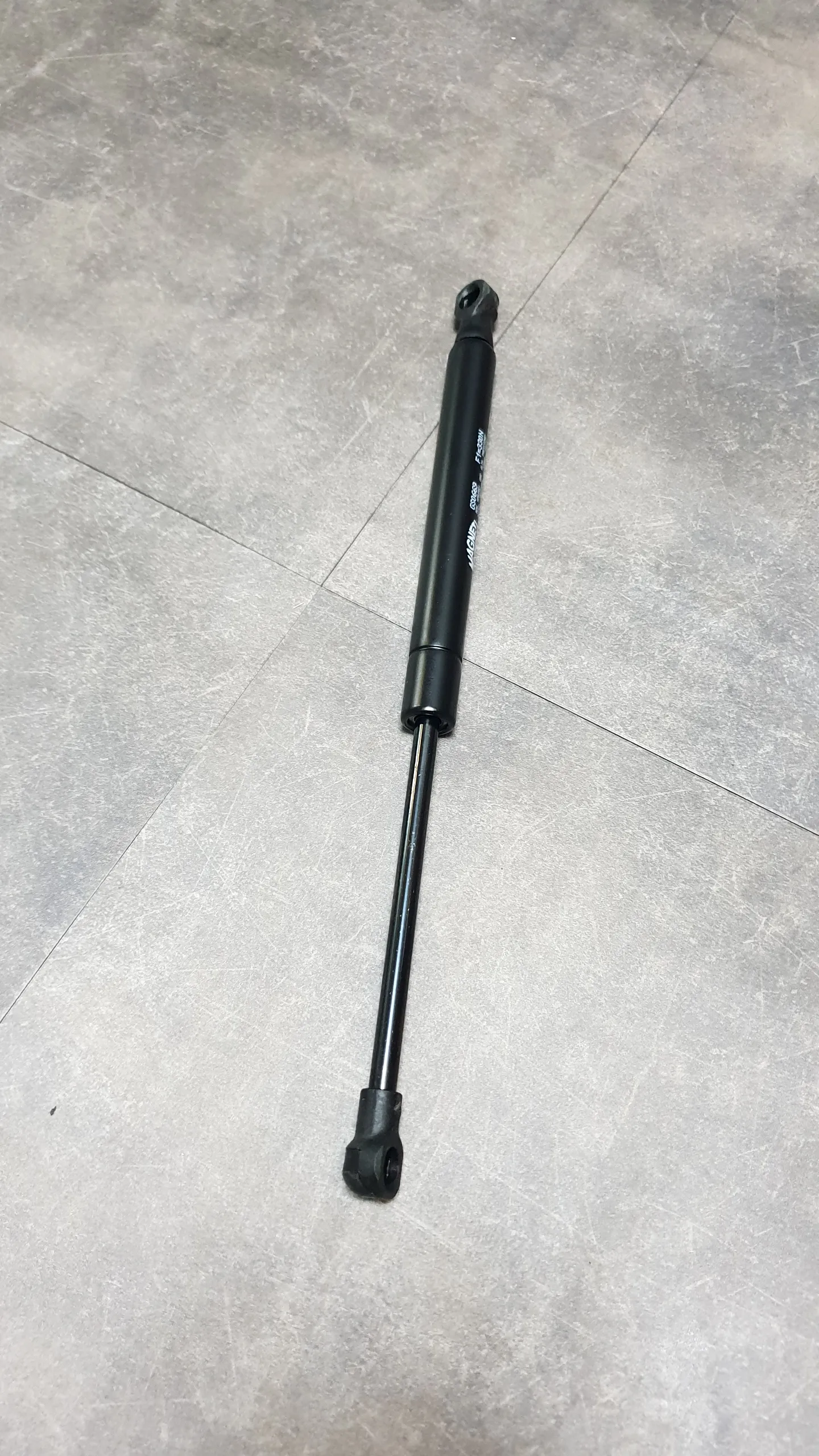 Амортизатор капота газовый E60,E61 (330N)