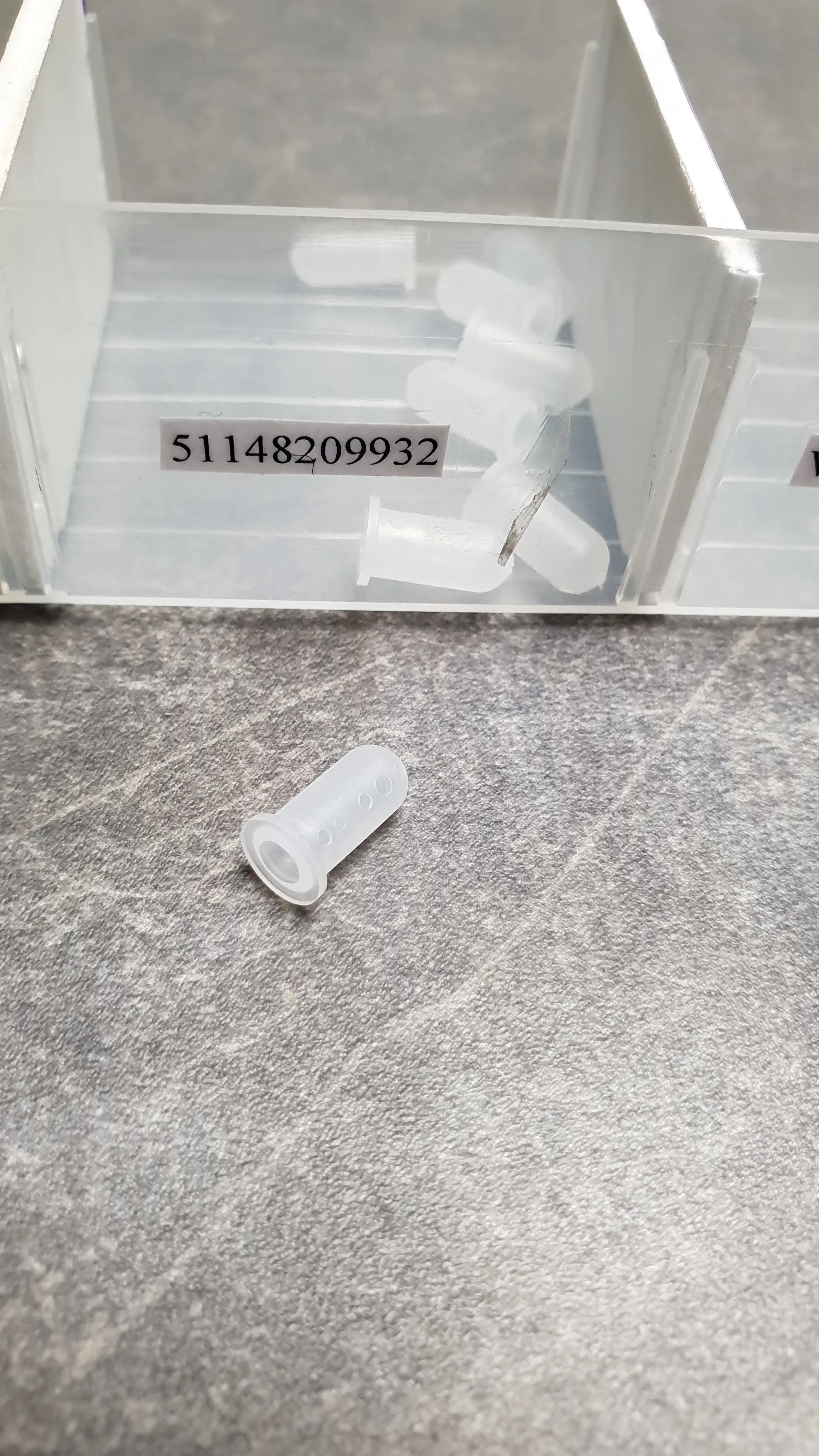 Пистон эмблемы на багажник (4-10)