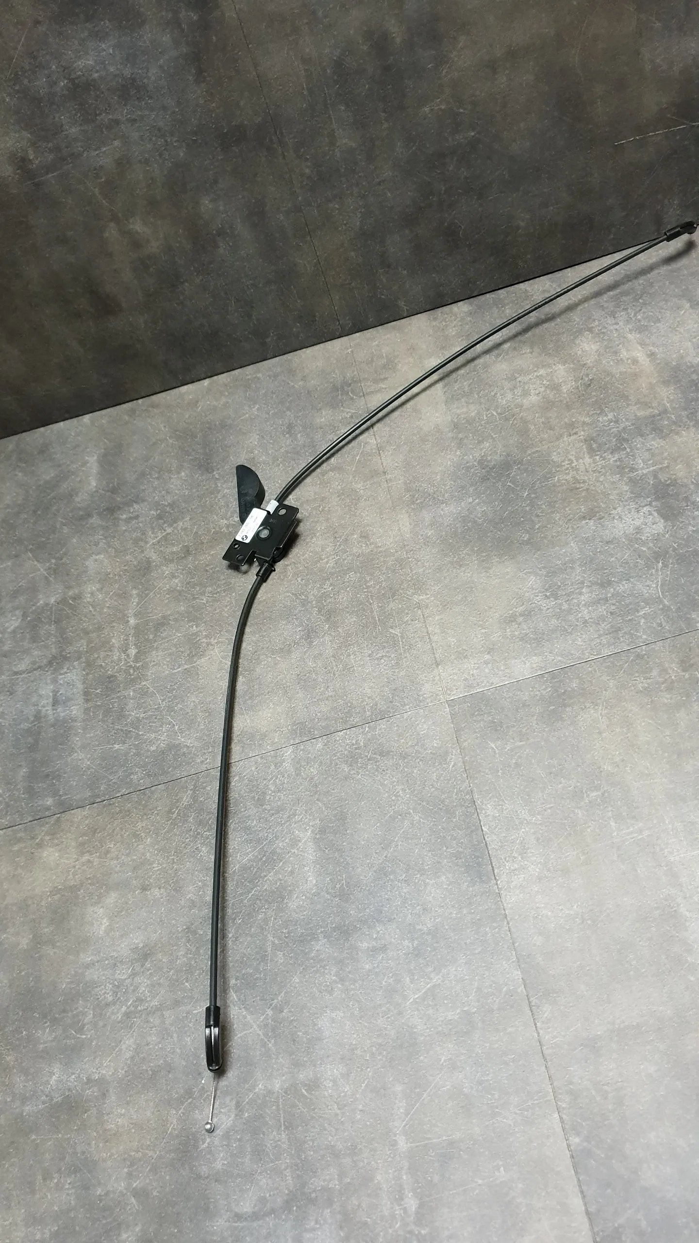 Трос капота F07-F18, F06-F13, F01-F03 (между замками)