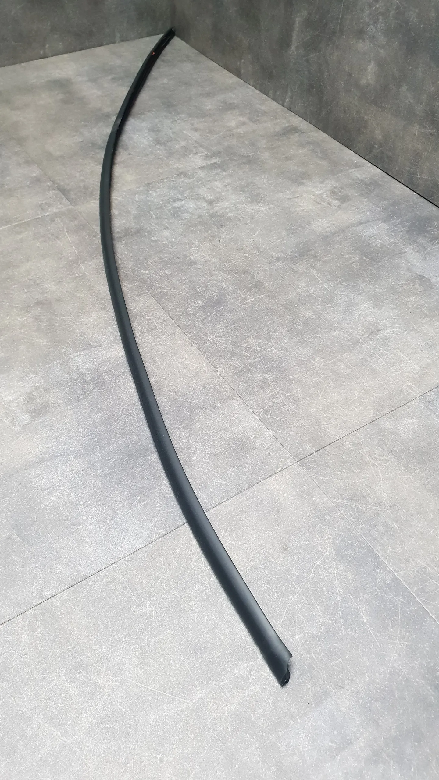 Уплотнитель (молдинг) лобового верхний E90-91,E90-91LCI