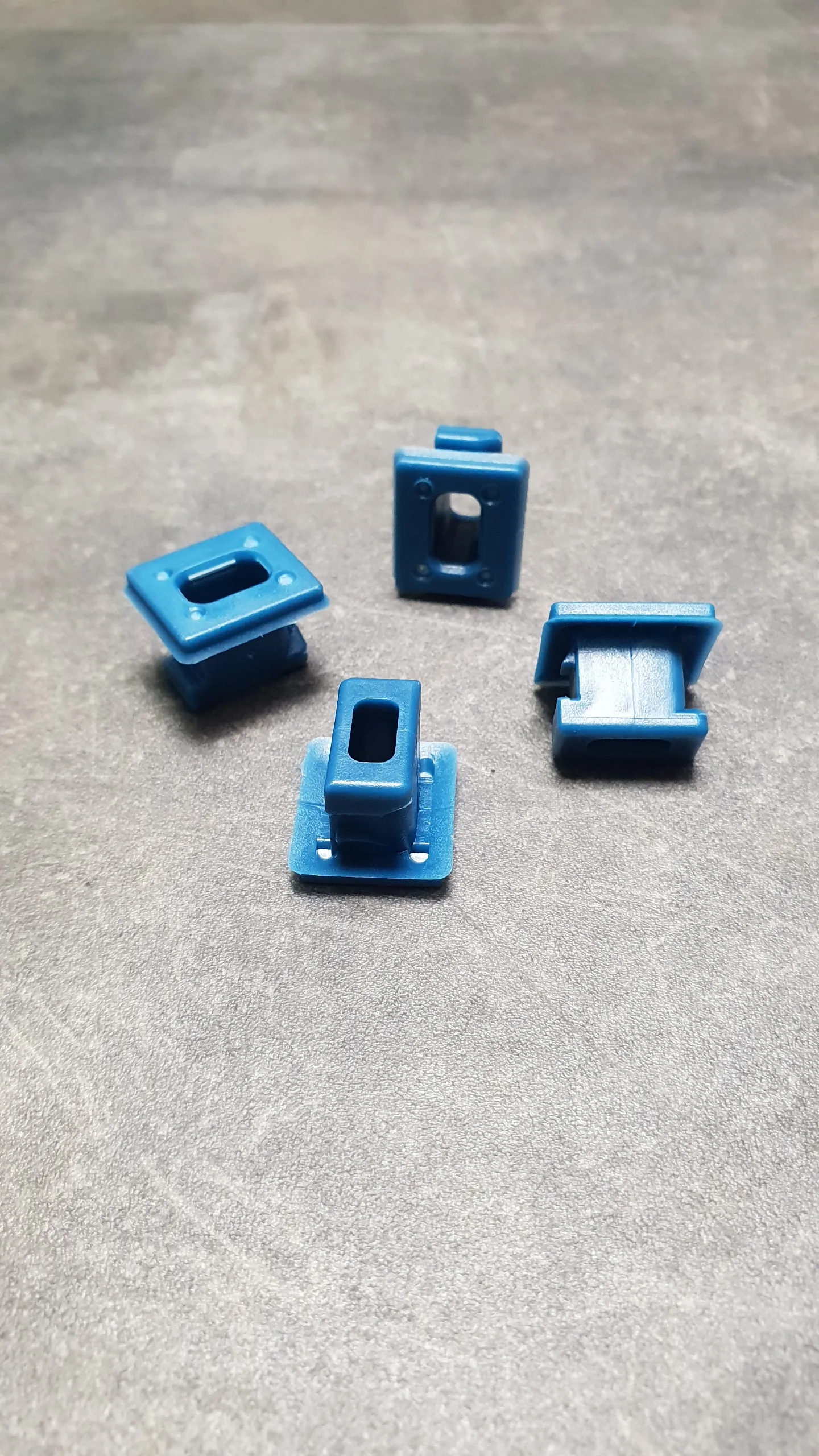 Клипса крепления декоративной накладки E90,E91,E92,E93 [в торпедо] (10-17)