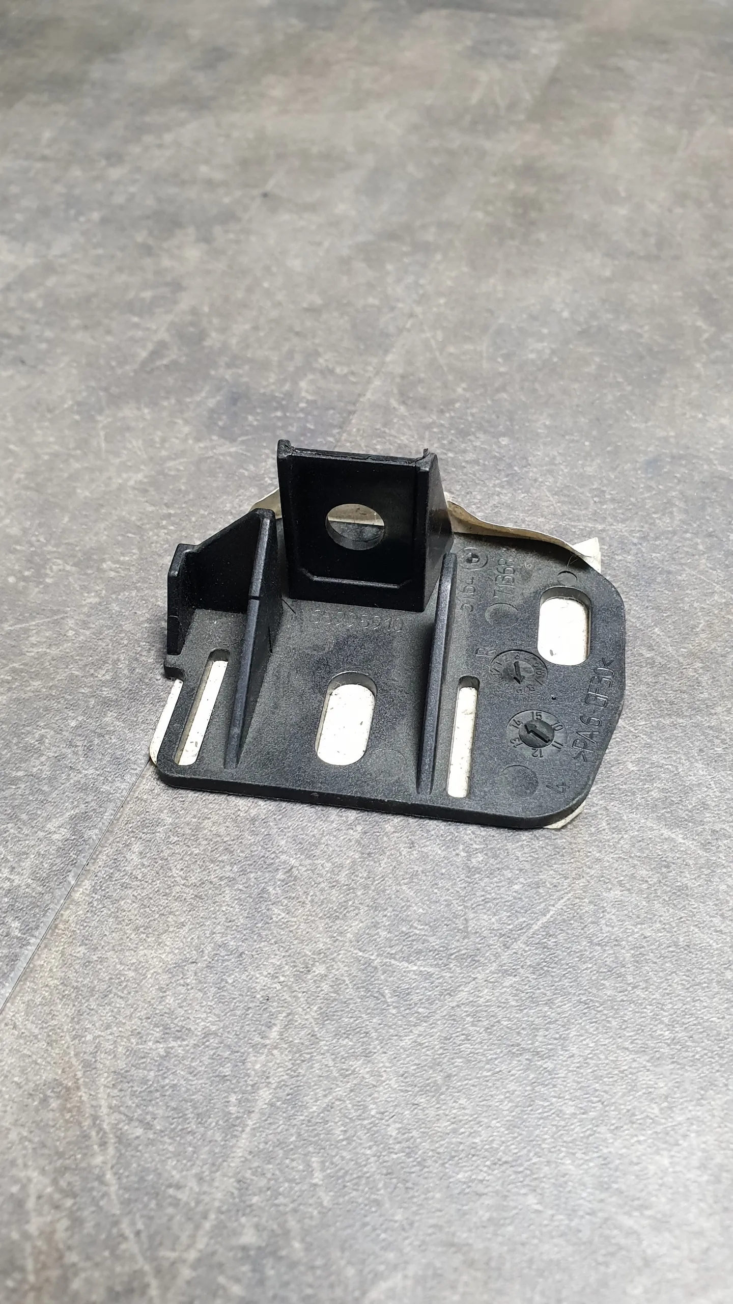 Держатель кронштейна фары правой E90/E91