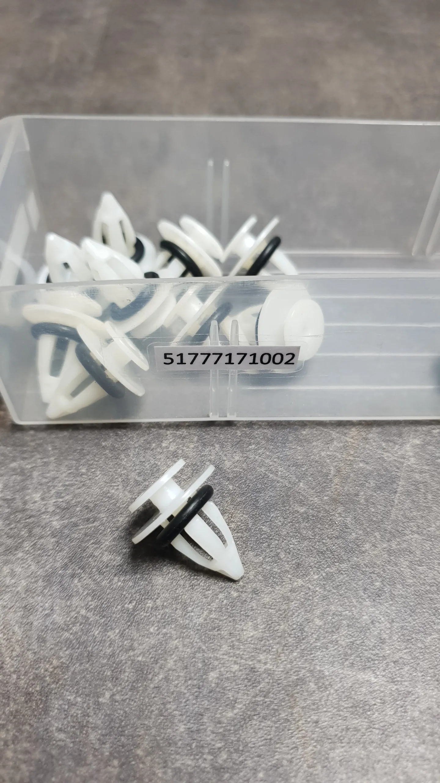 Клипса крепления накладки порога E70,E71,F15,F16,F48,F49 (торцевая) (4-19/СВ4-24)