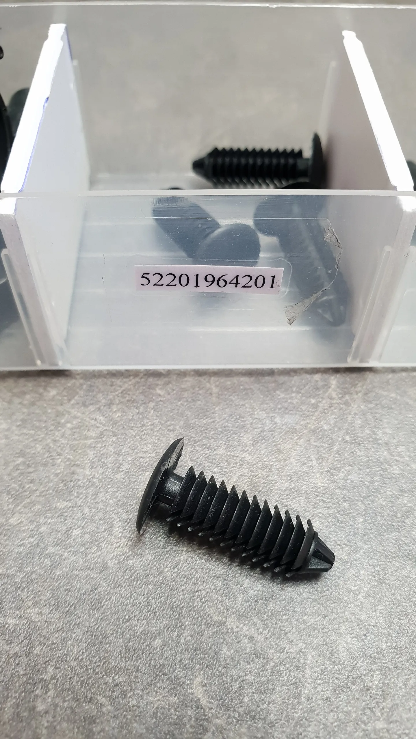 Клипса крепления боковой обшивки между дверьми E46 [внизу] (3-2)