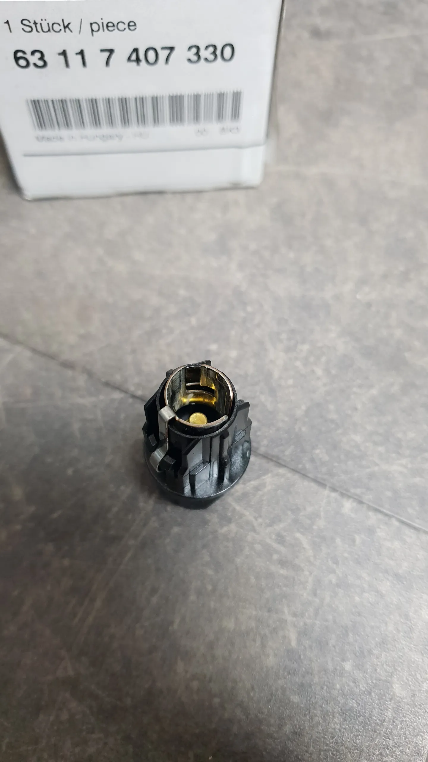 Патрон лампы заднего фонаря F30,F31,E61,F11,E65,F01,G01,E71,G08 [лампа H21W]