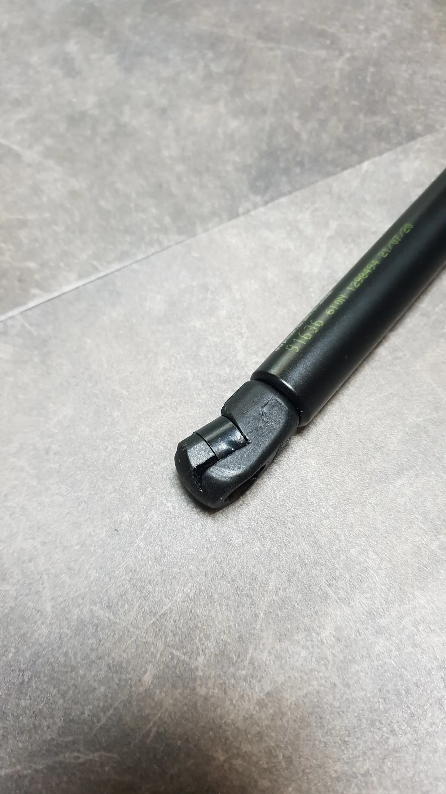 Амортизатор багажника газовый F25 (610N)