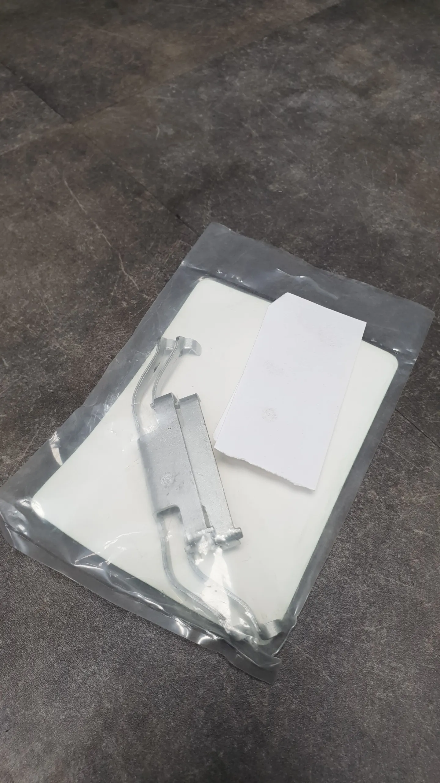 Пружина (скоба) суппорта тормозного заднего E30,E32,E34,E36,E46,E90,E81,E82,E87,E88,E84 (к-т 2шт.)