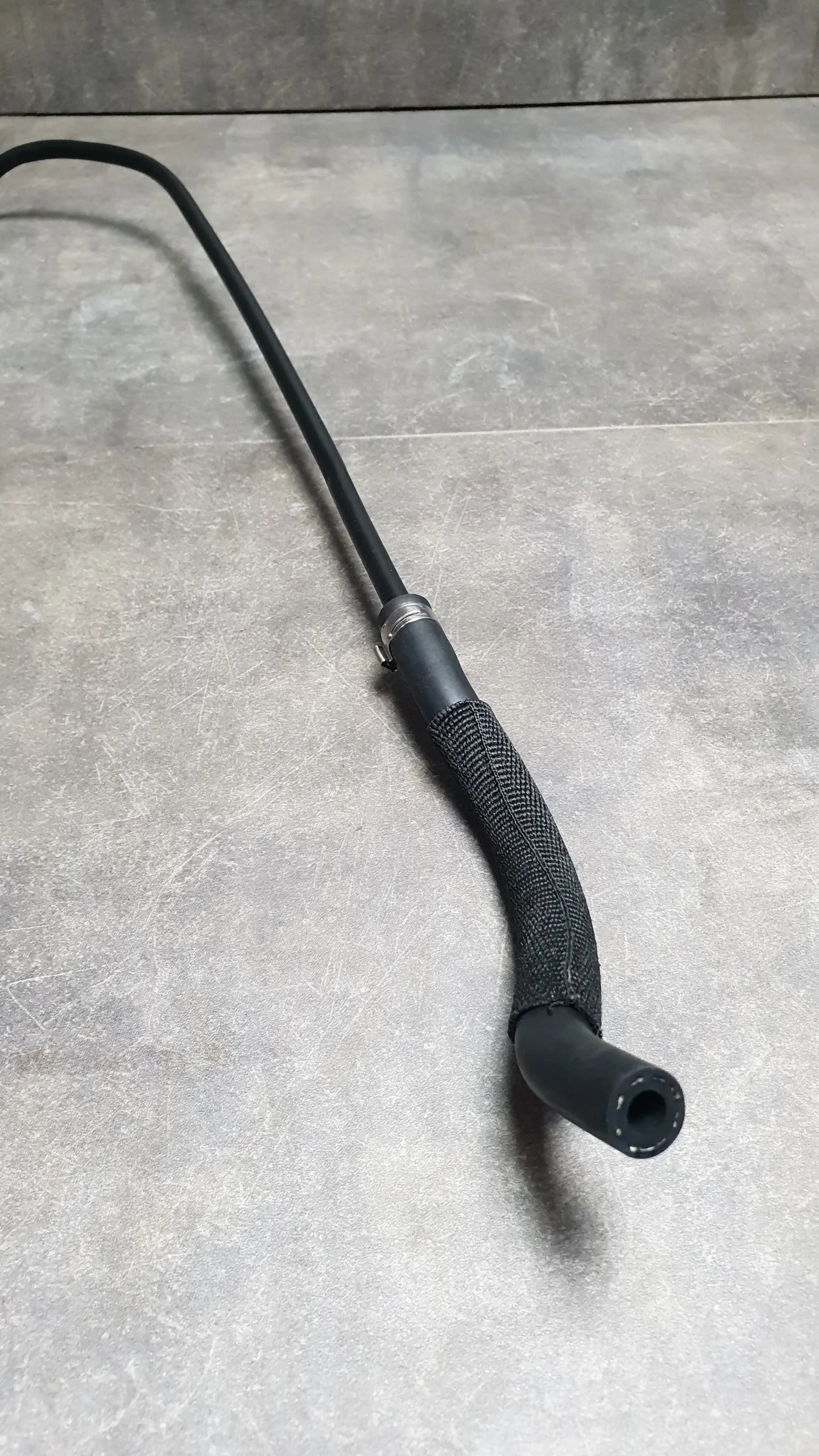 Патрубок системы охлаждения расш.бачок-верхний патрубок E81-88,E90-93,E84 [N52,N52N,N53]тонкий