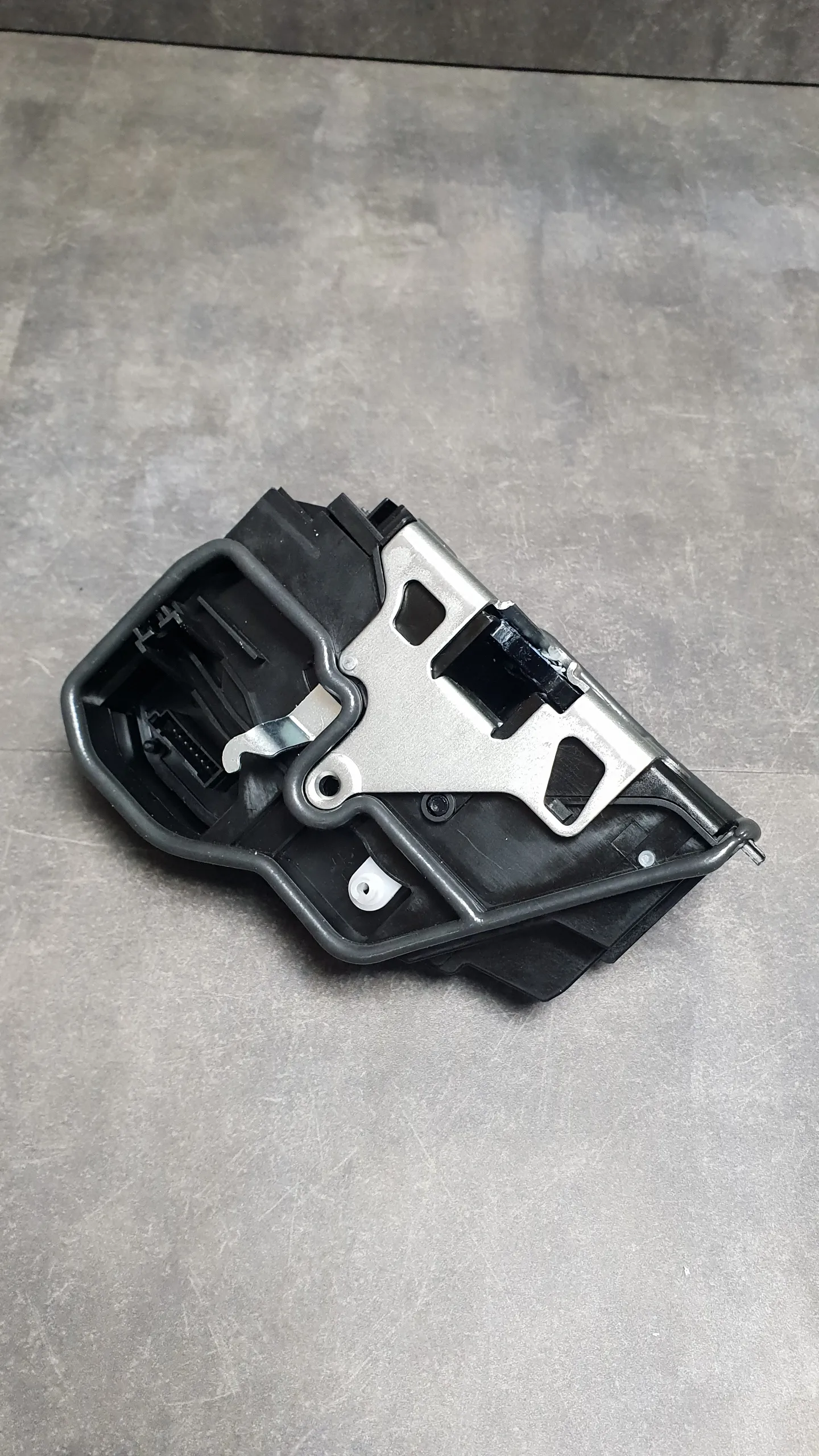 Замок двери передней [L] (смотри VIN)