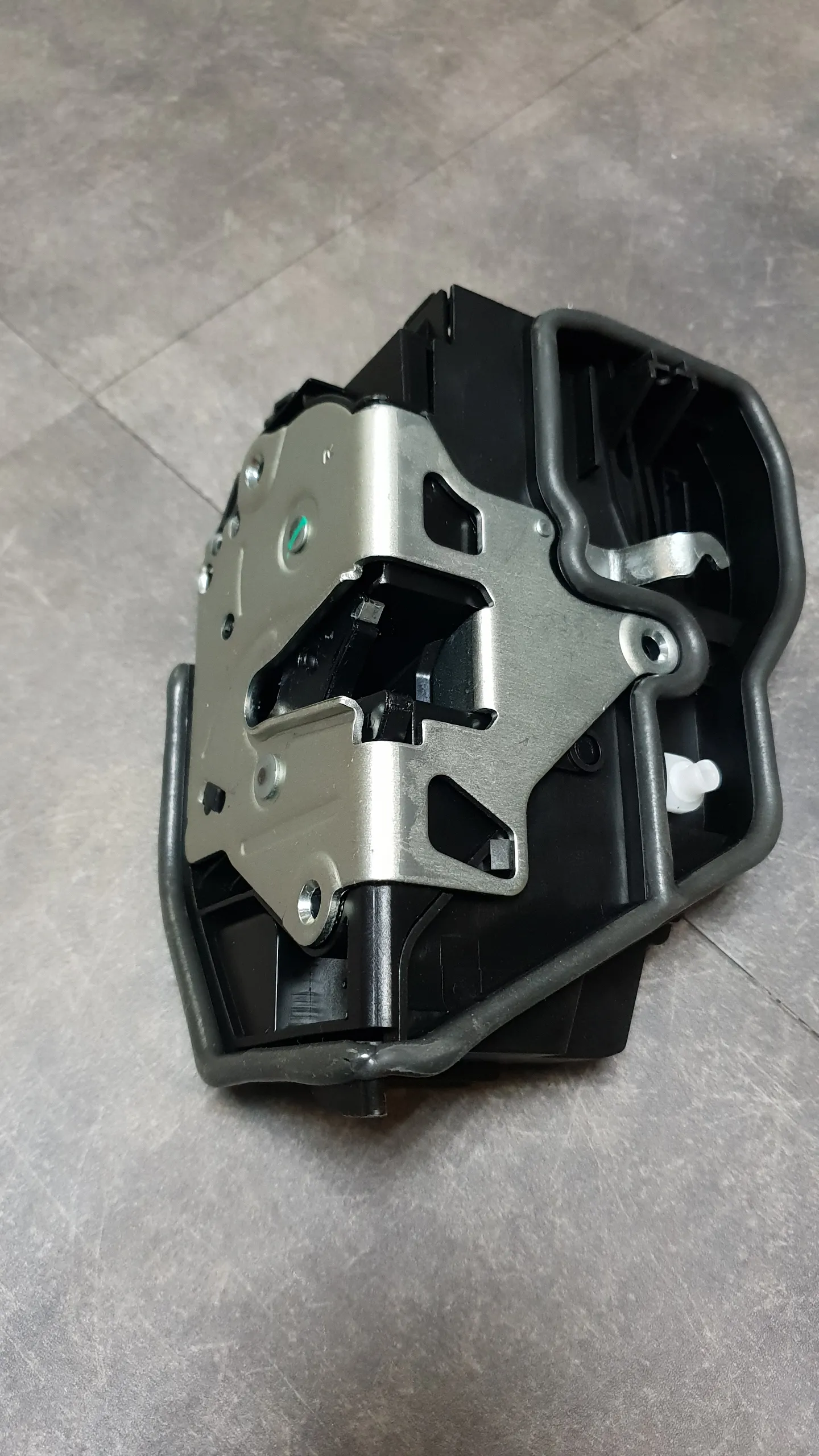 Замок двери передней [R] (смотри VIN)