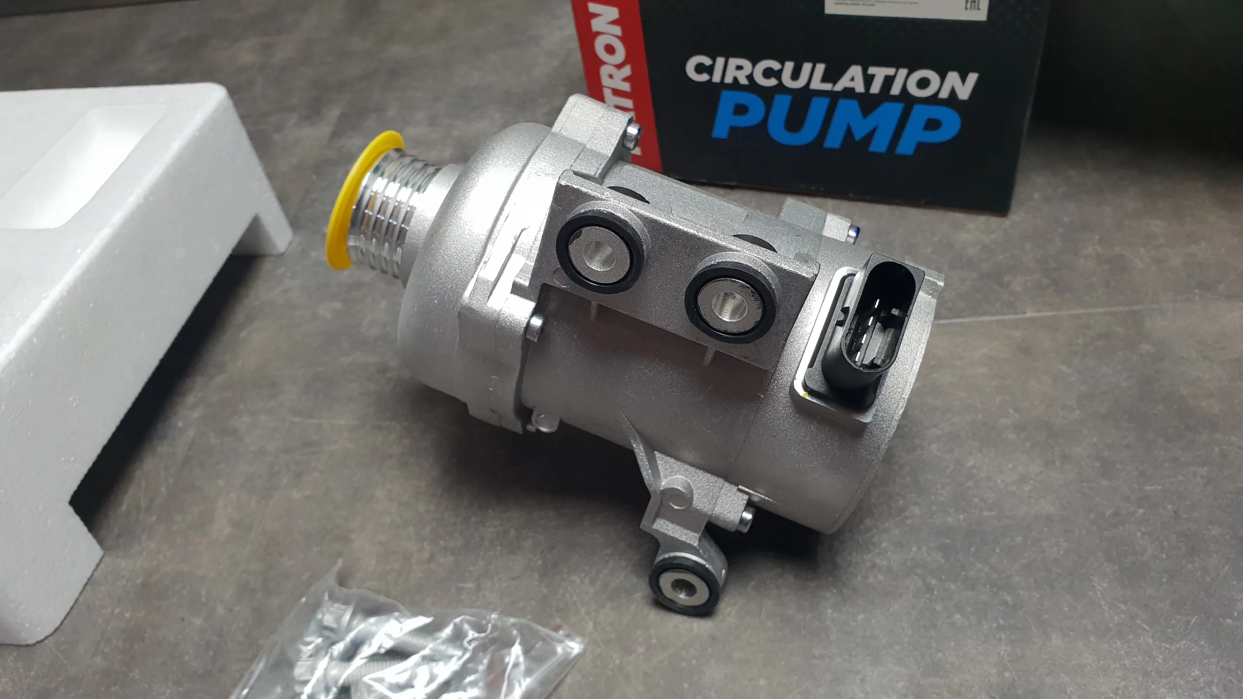 Помпа водяная N51,N52,N52N,N53 [без опции "4х зонный климат"]