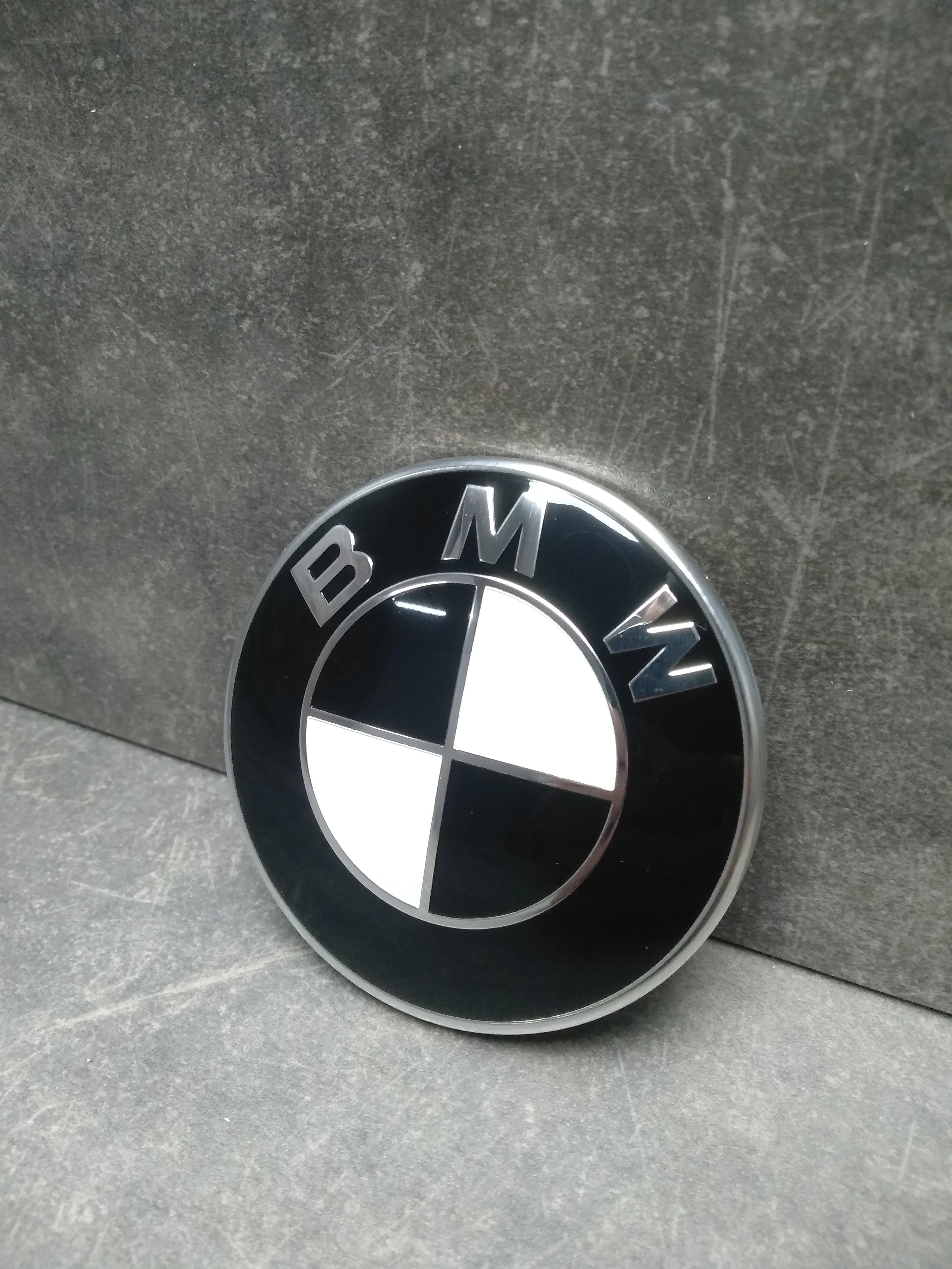 Эмблема BMW 82мм, черно-белая (черная основа) КИТАЙ