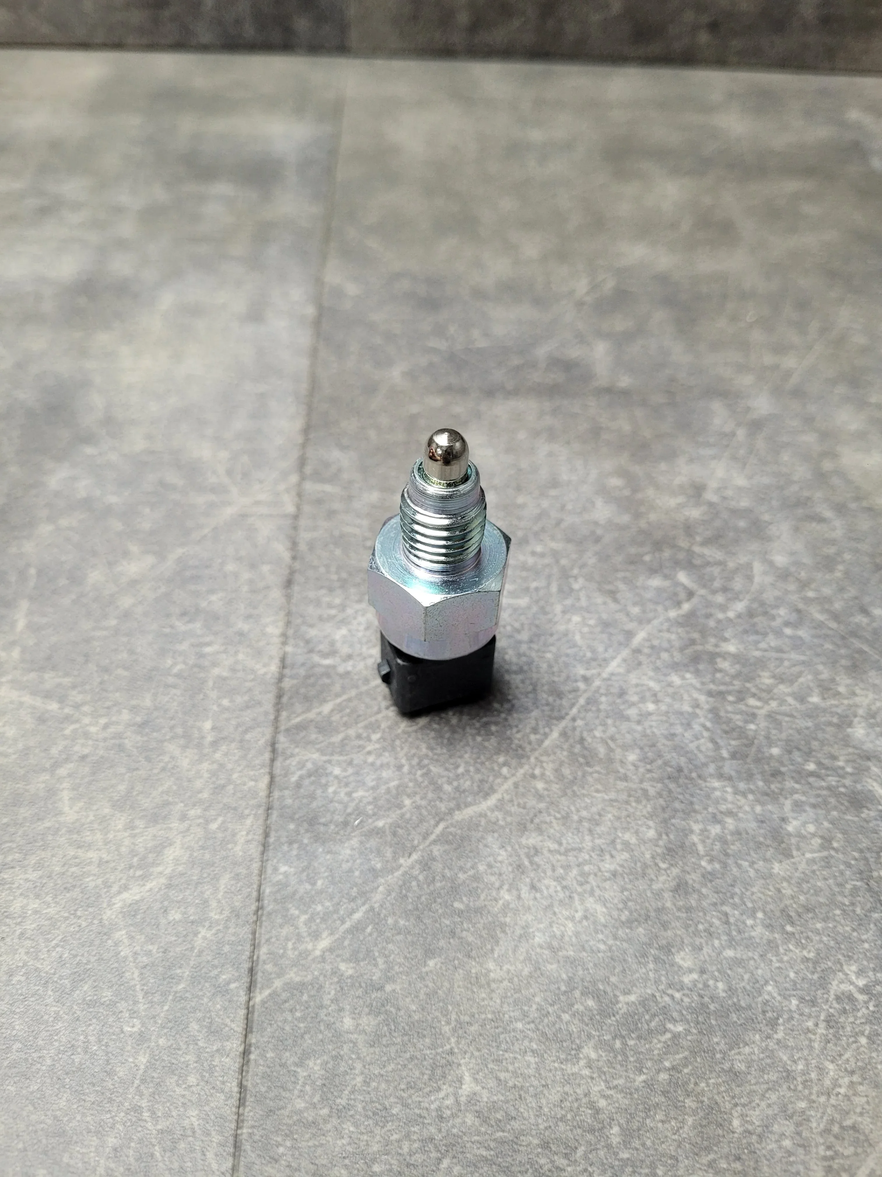 Датчик включения фонаря заднего хода Getrag 250 / ZF 320z [серии 1,3,5,6,X3]